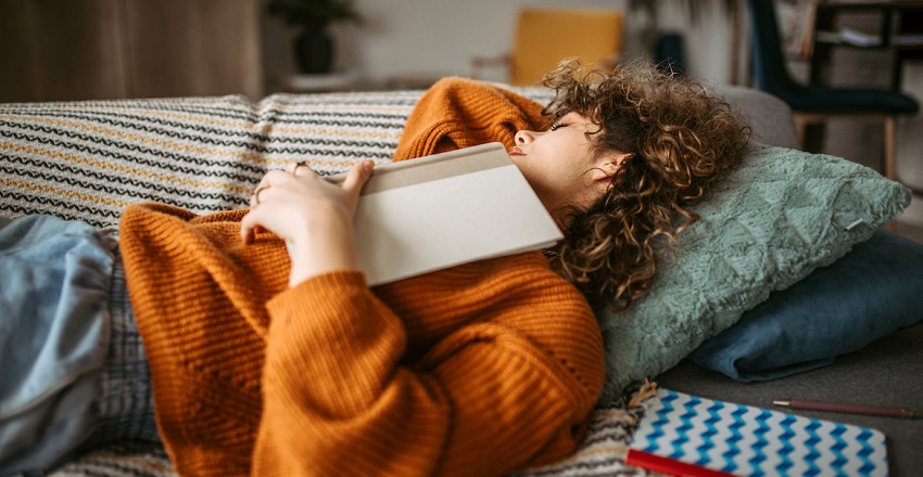 Person sleeping peacefully before 11 PM for balanced Vata